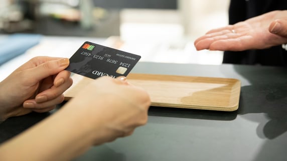 クレジットカードのポイントでビジネスクラス旅行をした教授が「真相」を知って後悔…現代の富裕層が「現金派」を貫く本当の理由