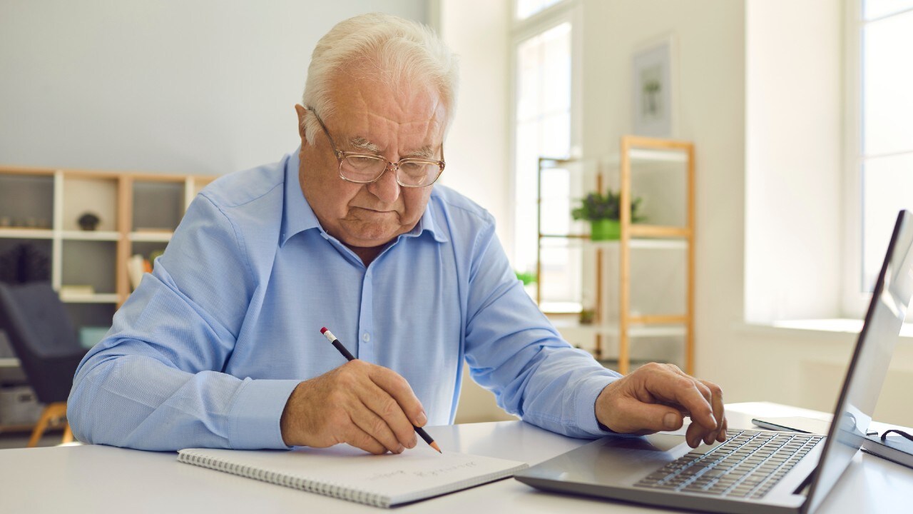 1ヵ月で50万円の損?…退職のベストタイミングは64歳11ヵ月