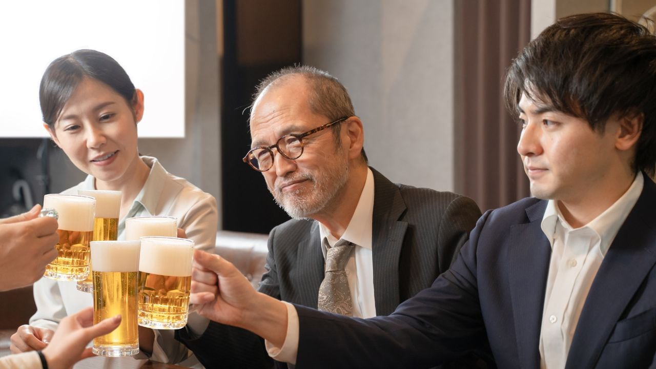 「えっ、手取り20万円!?」給与減に震える60歳夫。プライドを捨てきれず、妻に隠れて「退職金2,800万円」を崩し続けた末路