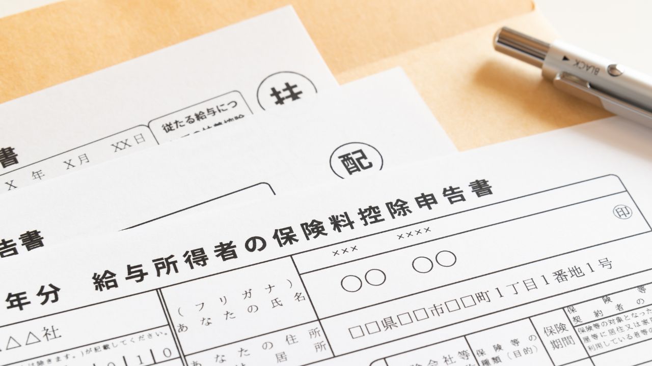 「保険に加入すると、税金が返ってきますよ」生命保険外交員の勧めで、“掛け金月2万円”の掛け捨て保険に加入した月収30万円の26歳独身男性。年末調整で知った「驚愕の控除額」