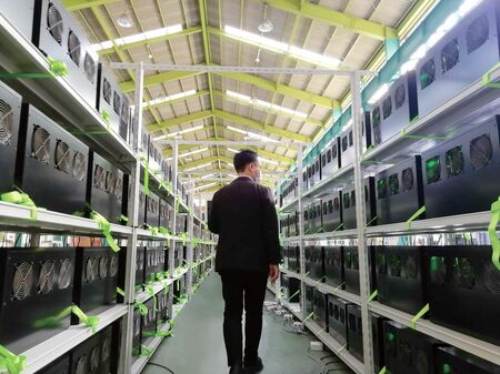 マイニングマシンが並ぶデータセンター