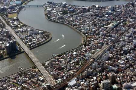 京成本線青砥駅と中川にかかる青砥橋／PIXTA