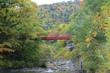 （定山渓の二見吊橋（北海道）／PIXTA）