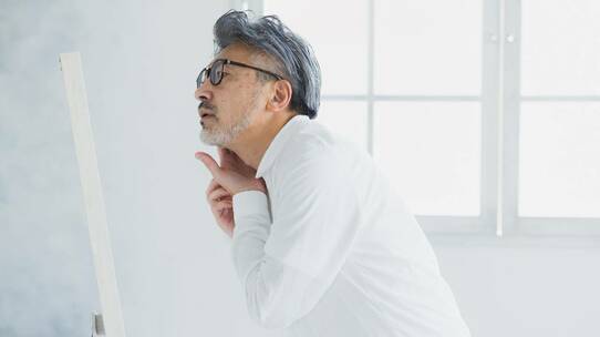 コロナでグレイヘアー世代の「ひげ脱毛」が増加。その意外な理由を皮膚科医が解説