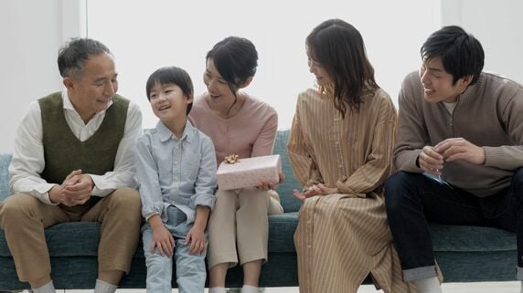 「妻と合わせて年金月20万円」73歳元サラリーマン、“神童”の孫が「超名門私立中高一貫校」に合格。お祭り騒ぎも…2年後、孫からの「破壊的なひと言」に呆然【FPの助言】