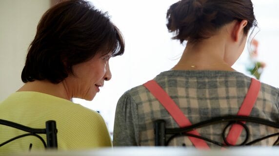 どうしてこうなった…年金月18万円・70代母を呼び寄せた44歳シングルマザー、「三世代同居」の厳しい結末