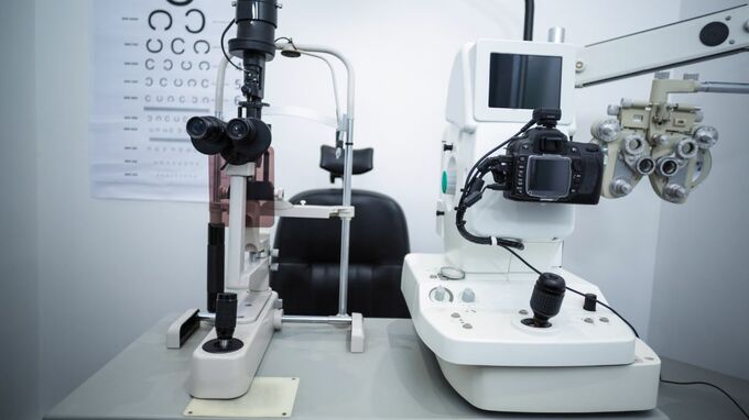 年収3,000万円超の35歳・眼科医「お金、ほとんど使わないんです」…ストレスフリーで〈資産1億円〉を実現した“驚きの”お財布事情