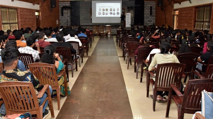 中小企業経営者の50％が「IT人材の賃金」は適正、30%が「過剰に払っている」と不満の回答…。そのワケ