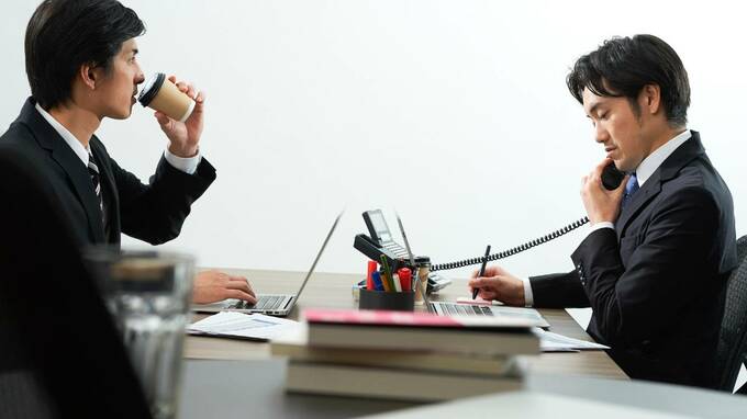 指摘できるわけがない…20代サラリーマン、正面に座る「スメハラ上司」との「2人きりの執務」がツラすぎる問題【社労士の助言は？】