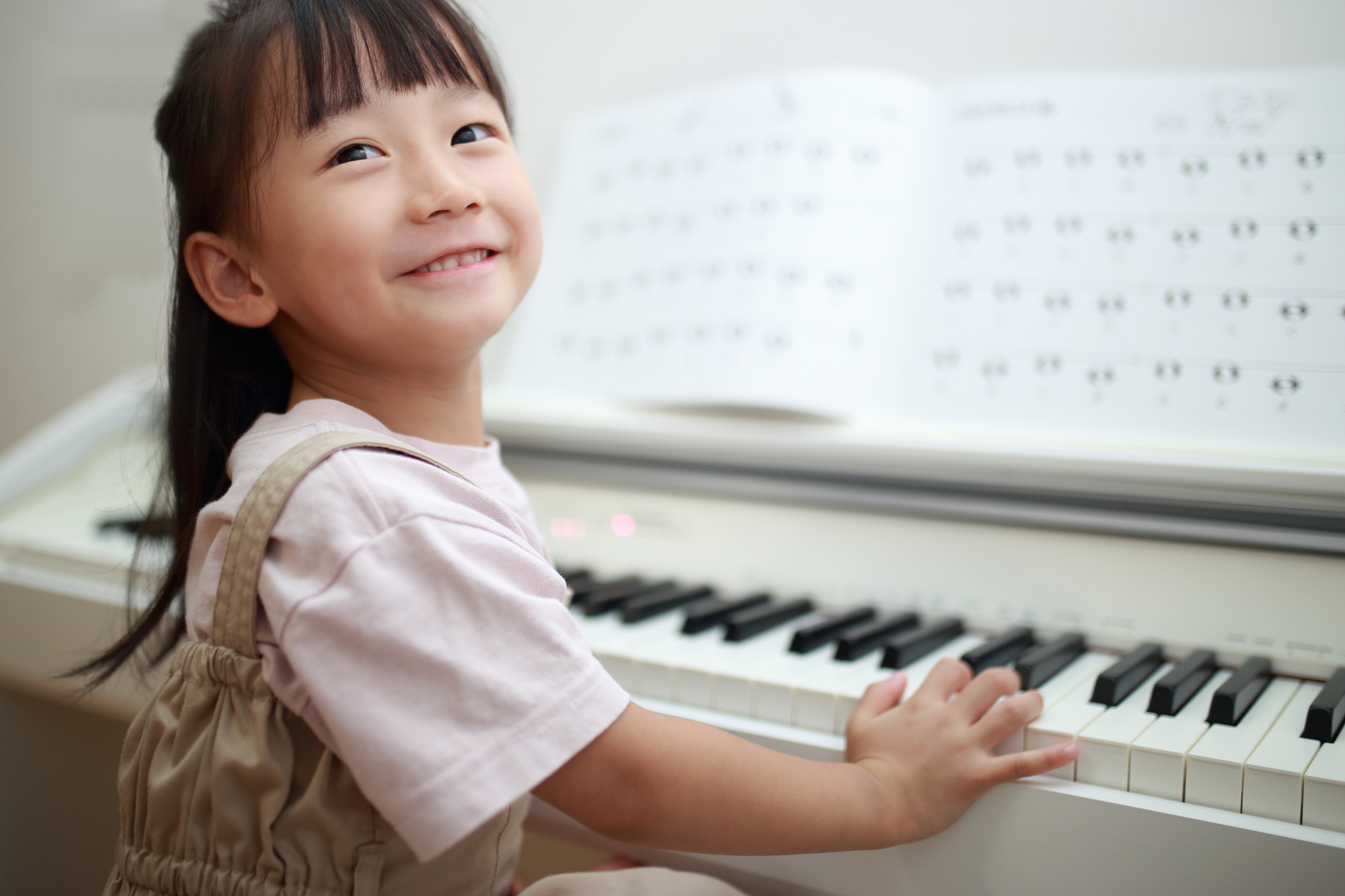 ピアノは何歳から始めればいい？費用相場・教室選びのコツ【インストラクターが解説】