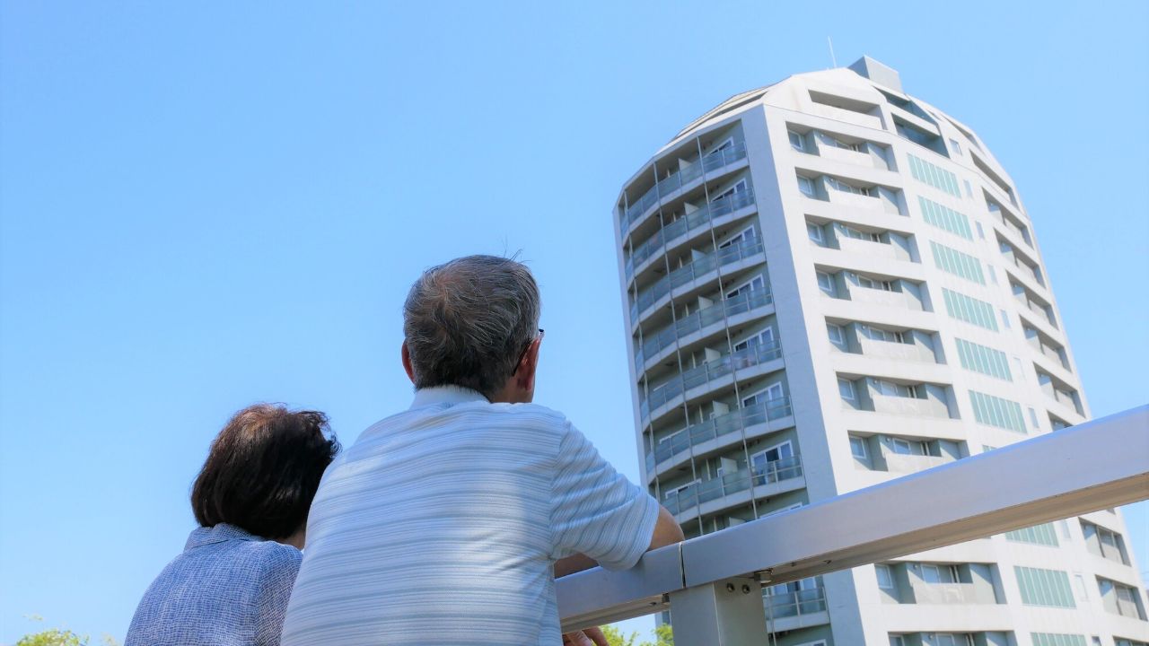 〈老後資金7,000万円〉〈年金月30万円〉70代夫婦、東京移住の誤算。駅近タワマン×バリアフリーの快適さの裏で直面した「恐ろしいほどの静寂」