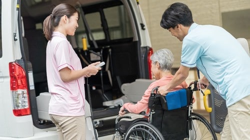 いまの老人ホームは過剰サービスになっているという。（※写真はイメージです／PIXTA）