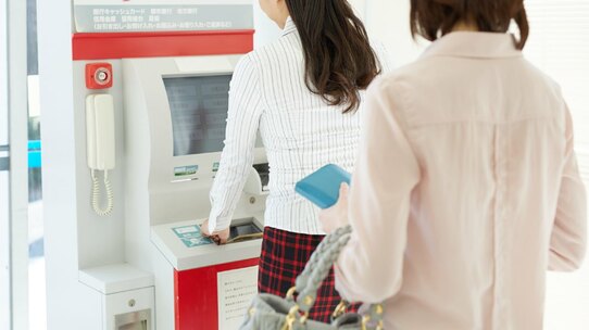 「なぜ銀行にお金を預けるの?」…子どもに聞かれたときの“伝わる回答”【お金のエキスパートが解説】