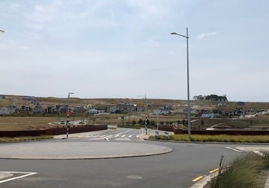 完成した住宅と開発中の丘