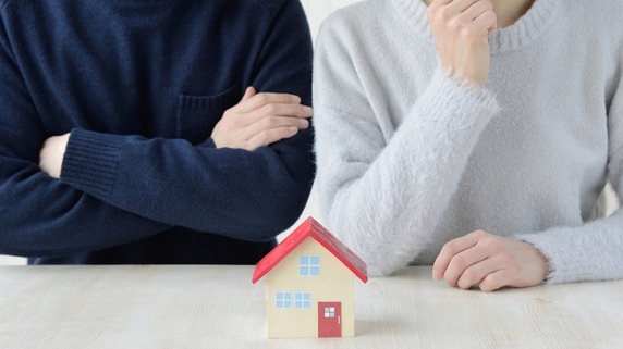 「あいつの真似をしなければ…」“勝ち組”同期を真似して住宅ローン〈1,500万円〉一括返済→3年で貯金激減。自ら“命綱”を捨てた夫婦の誤算【FPが解説】