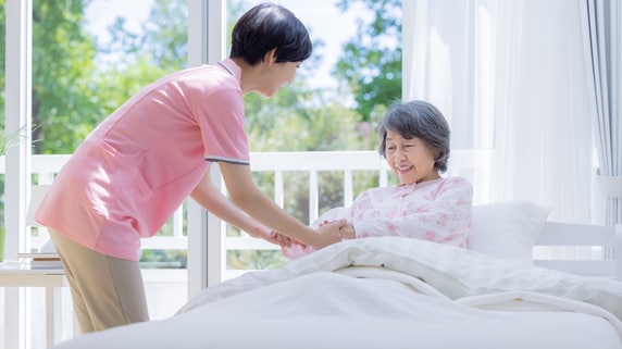 最期は自宅で好きに過ごしたい…胃がんの85歳女性。治療なし、延命処置なし、緊急搬送なしを選択し、迎えた最期【終末期医療に携わる医師が解説】 