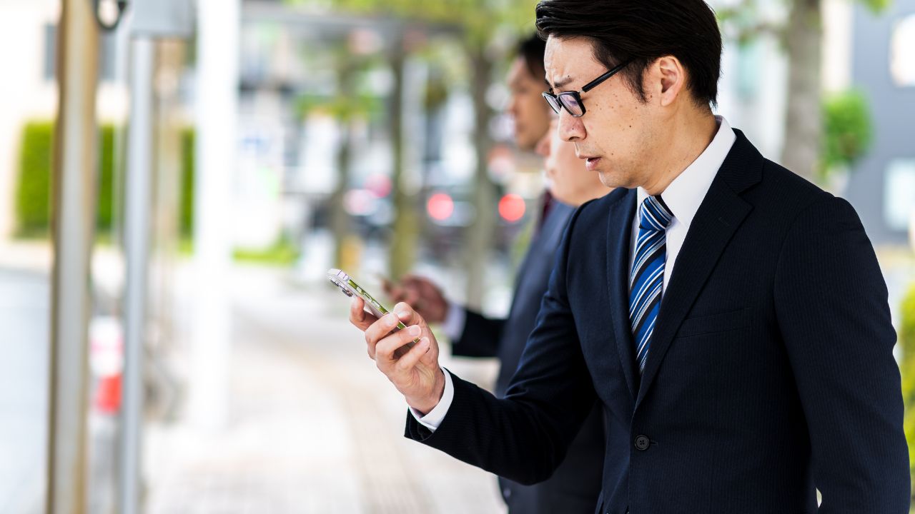 「今すぐ辞めたいほどではないが…」求人サイトを眺めては閉じる人のモヤモヤ。“文句”は出ても“退職届”は出せない人の共通点