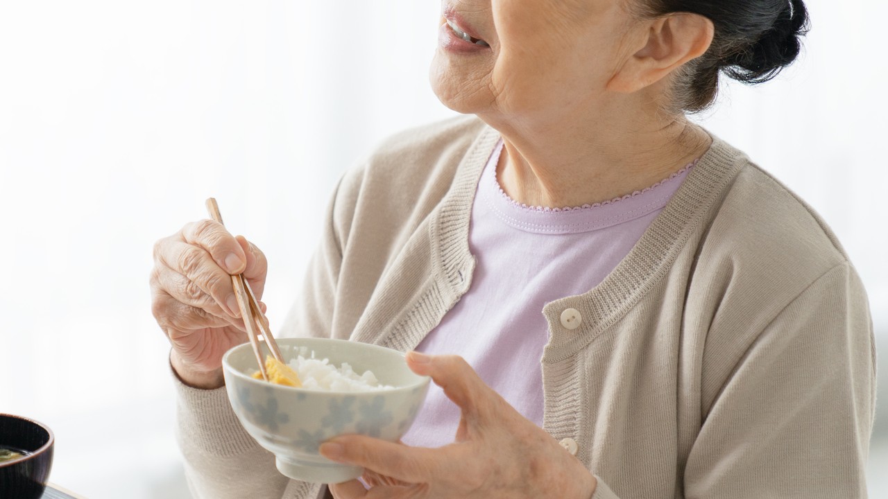 言葉が出てこない、急に箸が使えなくなる…「認知症」の初期症状【現役医師が解説】
