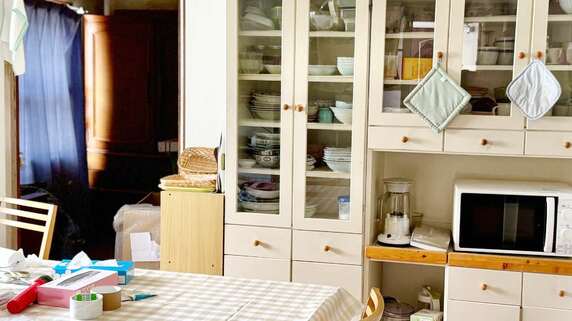 80歳父からのLINE「もう心配しなくていい」に違和感…〈仕送り5万円〉を続けた48歳息子が台所で見つけた〈思いもよらぬ現金〉