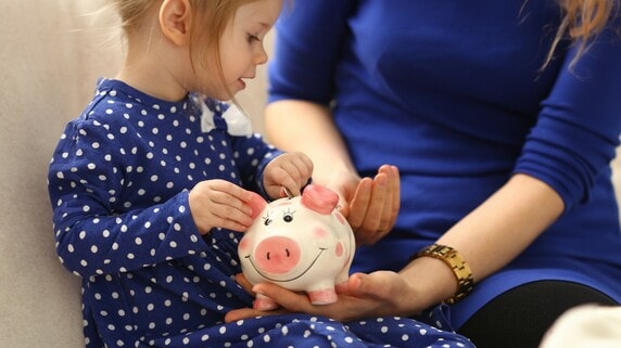 子どもに欲しいものをねだられたとき「買ってあげる」「諦めさせる」ではない、第3の選択で「お金の価値」を教える方法【子どもの金融教育】