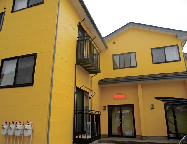 家の雰囲気が明るく華やかになります。「黄色」と一口に言っても、色合いの濃い黄色やオレンジ系、辛子色に近い色合いなど、バリエーションは豊富です。意外と汚れが付きにくい一方、紫外線による色褪せが目立ちやすい点には注意が必要です。