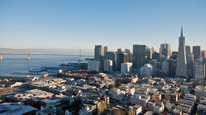 カリフォルニア州の不動産価格と「公立学校区のレベル」の関係