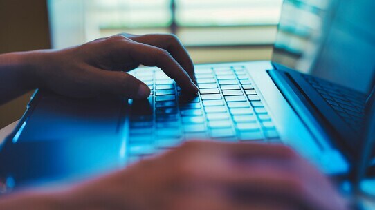 日本社会の異常な状況…「会社のPCで誹謗中傷を投稿」しても個人を特定されるのか?【弁護士が解説】