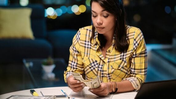 AIに職を奪われました…年収2000万円を夢見て米国・超一流大でプログラミング学んだエリート学生。面接にも呼ばれず、ファーストフード店バイトの現実【ストラテジストが解説】