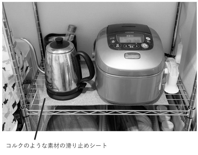 炊飯器の下にはコルクのような素材の滑り止めシートを敷いています
