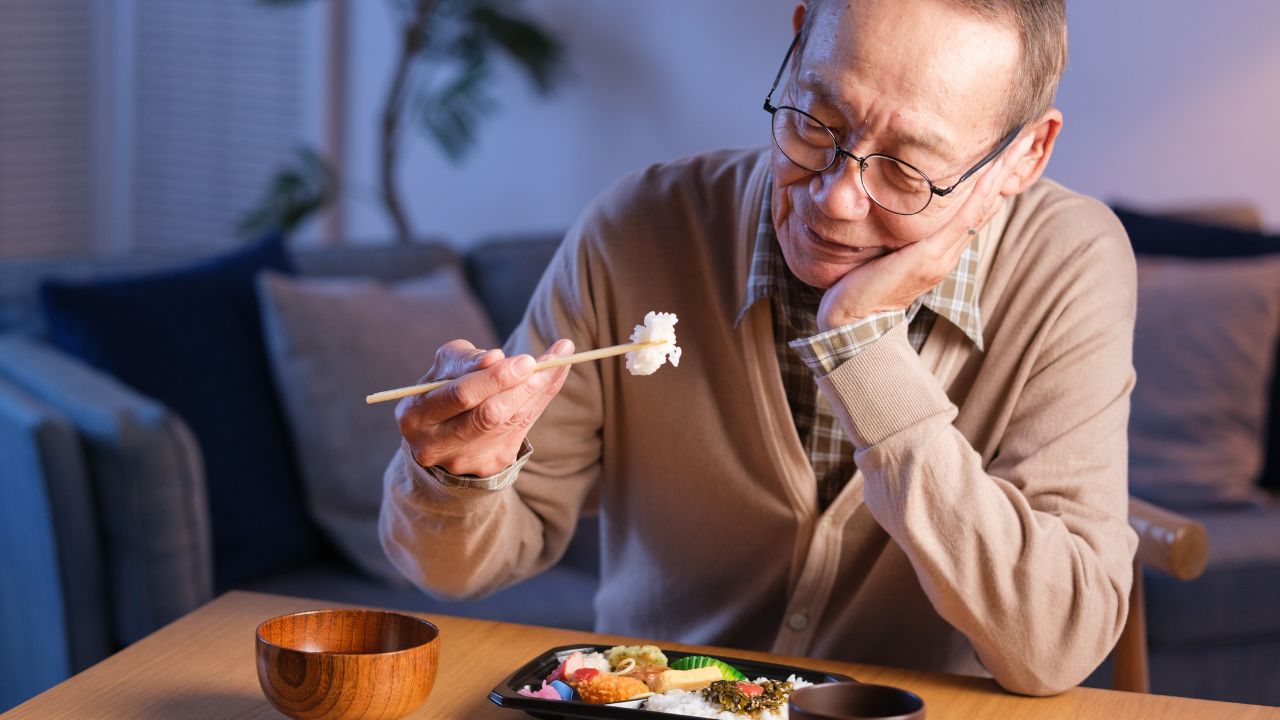 定年退職の翌日、コンビニ弁当と缶ビール、あとはテレビをダラダラ観るだけ。60歳元エリート、侘しい孤食「家族を養った俺がなぜ」