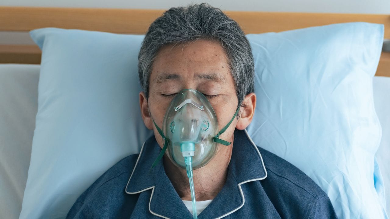 悔やんでいます…ICUでみた79歳父の涙に、55歳長男「延命治療」を決断。父逝去から5年経っても仏壇を前に後悔を口にするわけ