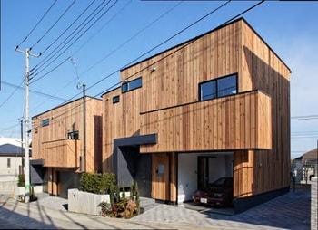 外壁に無垢の木材を用いることで高級感が加味されたスキップフロアのガレージ付き賃貸住宅（あざみ野）