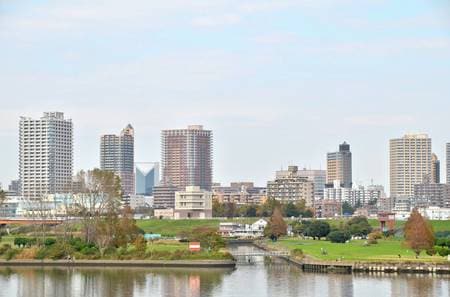 荒川から川口市内を望む