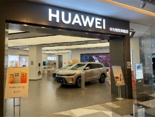 上海のファーウェイの店舗。同社が手がけるEV「AITO」が目立ち、さながら自動車のショールームのよう