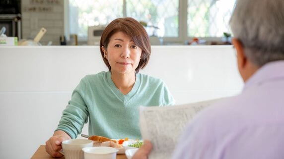 もうお互い、嫌いになれないとわかっているからって…〈年金38万円・貯金8,000万円〉金婚式を迎える70代夫婦。糟糠の妻の逆鱗に触れた「退職夫からのひと言」【FPが解説】