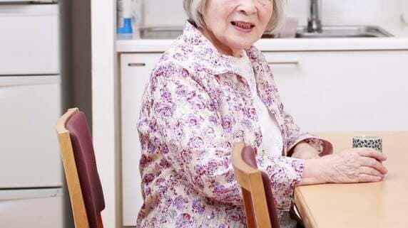 なにかの間違いかと…夫を亡くした68歳女性、「遺族年金は出ません」のひと言に絶句