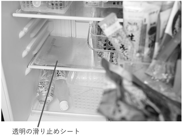 透明の滑り止めシートを敷いています