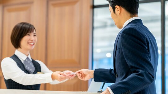 ホテル旅館との「宿泊契約成立」のタイミング…電話・ネット・対面、申込手段で微妙な差【弁護士が解説】