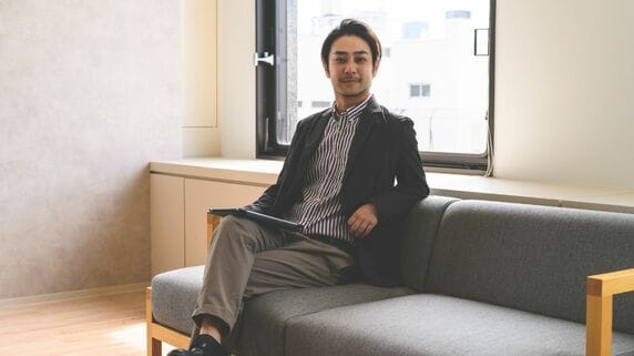「とうとう俺にも届いたか…」選ばれし者に送られる〈漆黒の招待状〉に喜びを噛みしめたタワマン在住・39歳夫だが…年収1,500万円なのに、“残高48万円”の謎。そして夢は、潰える【FPが解説】