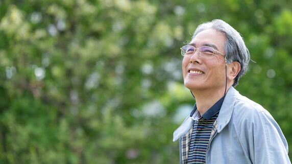 ああ、よかった…65歳から年金受給を始めた〈年金月13万円〉〈貯金1,400万円〉72歳元会社員、5年繰下げすれば「月5万円以上」増加したけれど、「普通にもらって大正解」と笑顔のワケ