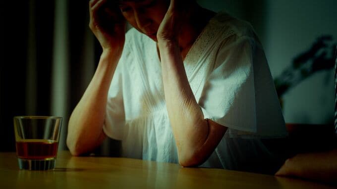 「もう、1円も余裕がないの！」〈年収950万円〉60歳女性の人生を崩壊させた母の在宅介護。共に支えた父まで倒れて直面する“口座凍結”の恐怖