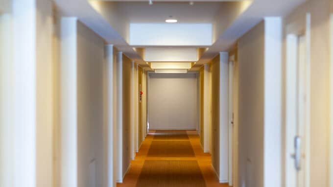 悔やんでも悔やみきれない…年金月31万円・資産9,200万円の78歳夫妻、高級シニア住宅で直面した〈誤算の結末〉