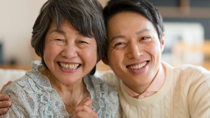 私の遺産はお前じゃなく、彼に渡すわね…〈預貯金2,900万円〉〈持ち家あり〉82歳母の衝撃宣言。背後に見える「親切なご近所男性」と54歳息子の葛藤