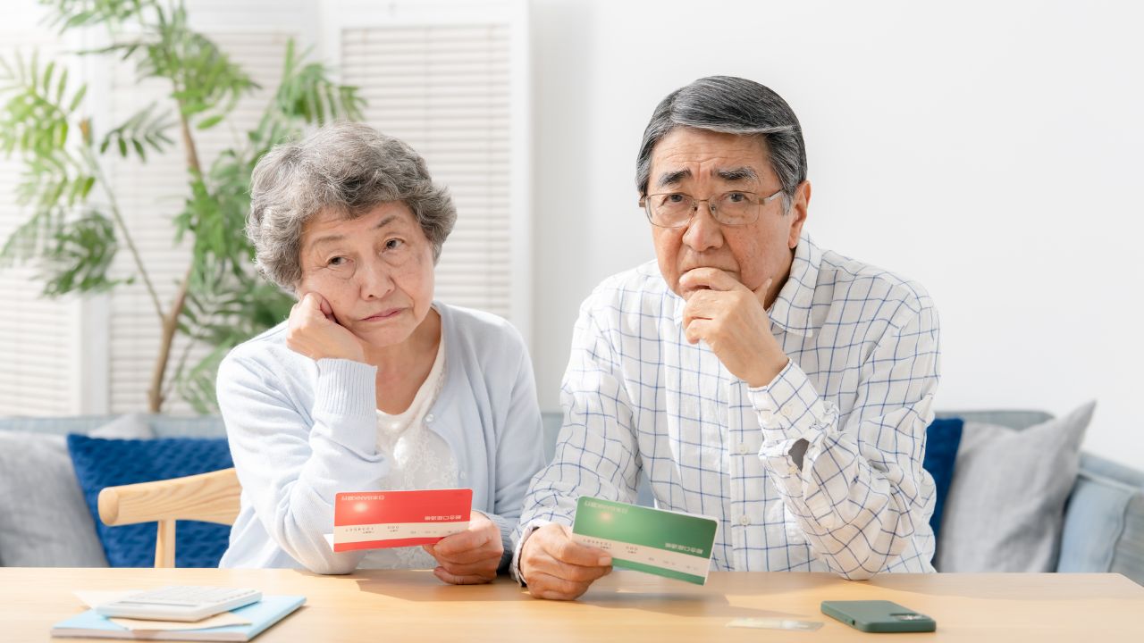 「もう限界だよ…」娘と孫の食費〈月8万円〉を負担する70代夫婦。〈年金25万円〉で静かに暮らしていた老後を崩壊させた、出戻り40代長女の「終わらない思春期」
