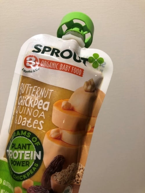 日本ではあまり見ない手で握れるタイプのレトルト離乳食