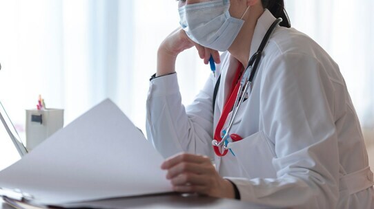 若い女医を襲う「激務の日々」…研修医が明かす、「解決策」