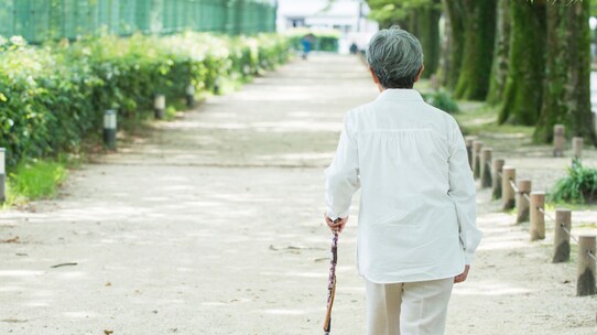 絶句!「高齢母が階段から落ちて骨折」で、過保護な同居息子が