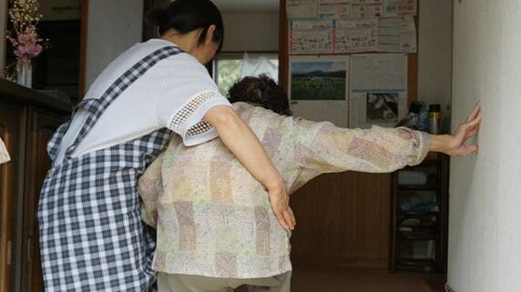 〈月収30万円〉なら20日間の「介護休業」で13.4万円支給。ビジネスケアラーの“休業中の給料”をカバーする「介護休業給付金」の仕組み【東大卒FPが解説】