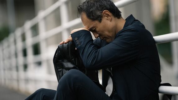 「32年間も尽くしてきたのに」…会社からの帰路、肩を震わせた54歳部長。〈年収340万円減〉定年まで残り6年で“老後計画が崩壊した”ワケ