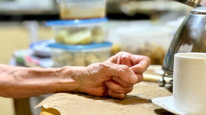 「もう母親でいたくない…」〈年金月17万円・81歳女性〉の苦悩。働かない50代の息子2人を抱えた老後に限界